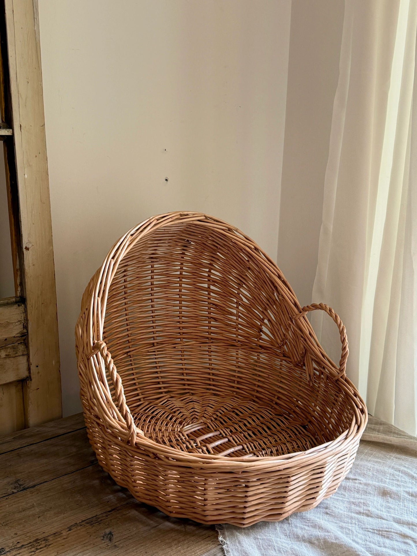 Handwoven Wicker Cat Bed - Spacious, Comfortable, and Natural