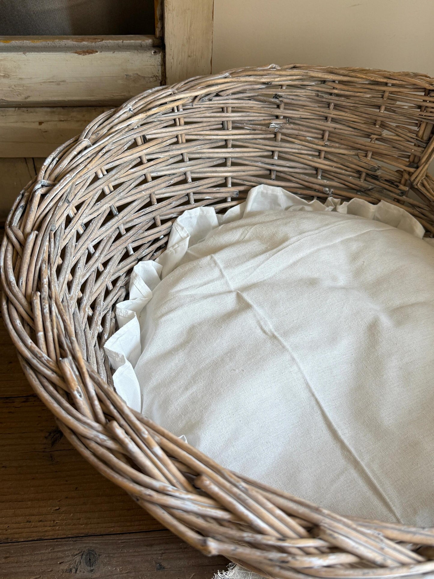 Vintage French Lace-Style Wicker Pet Bed - Handwoven Cat  Nest