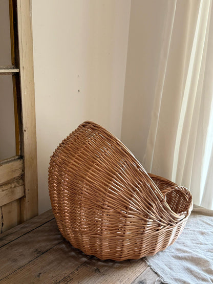 Handwoven Wicker Cat Bed - Spacious, Comfortable, and Natural