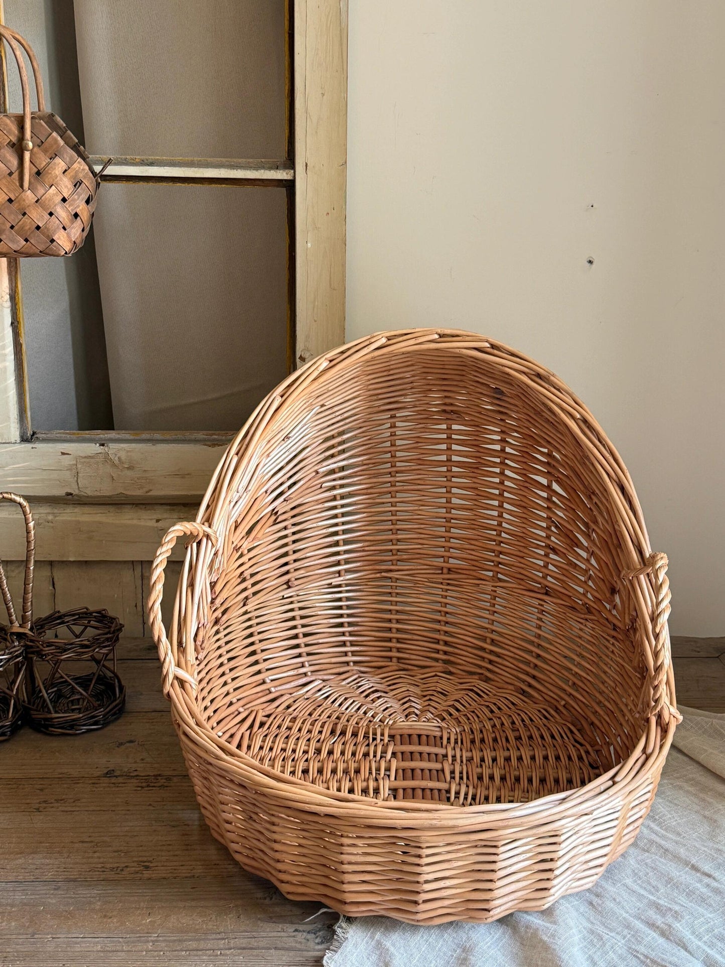 Handwoven Wicker Cat Bed - Spacious, Comfortable, and Natural