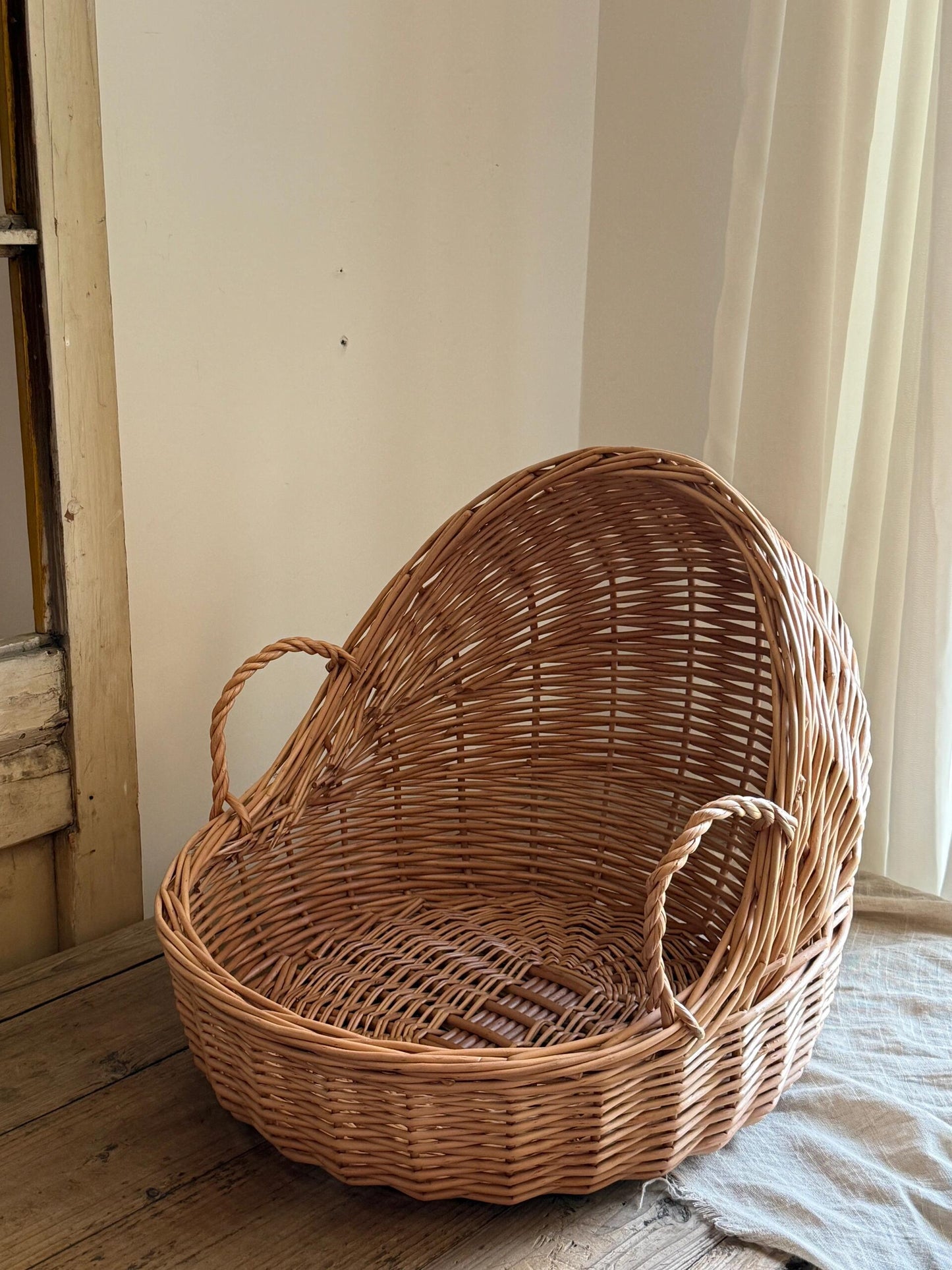 Handwoven Wicker Cat Bed - Spacious, Comfortable, and Natural