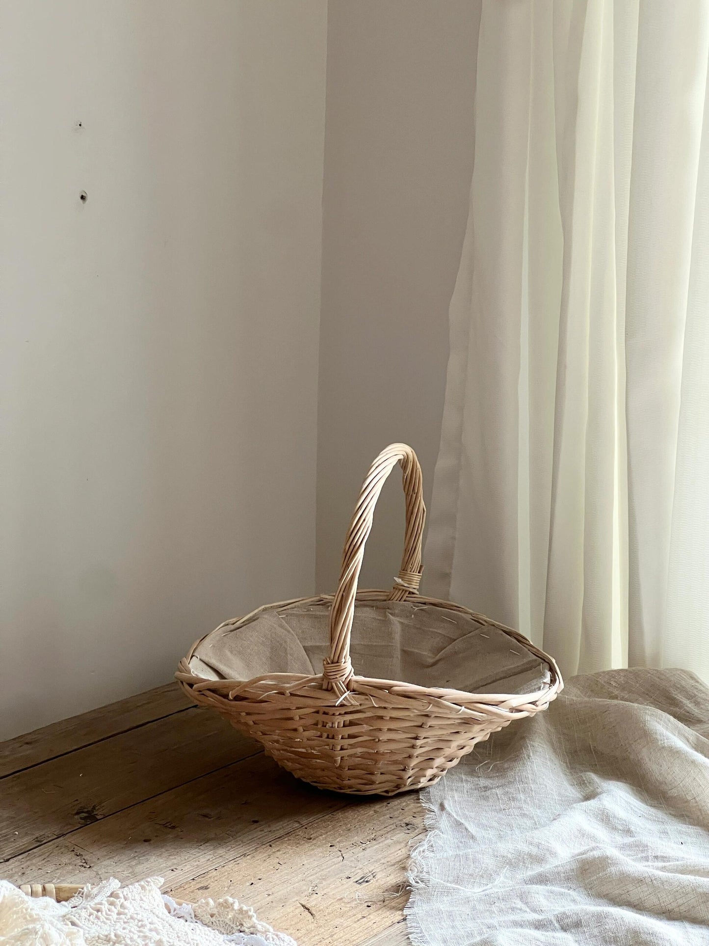 Vintage Rustic Half-Wicker Lotus Leaf Storage Basket - Handwoven with Soft White Finish