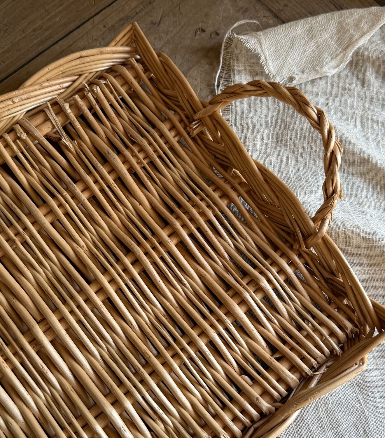 French Country-Style Wicker Bread & Fruit Basket with Lace Trim